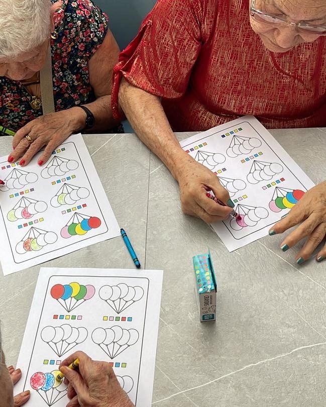 Residentes en día de actividades, coloreando