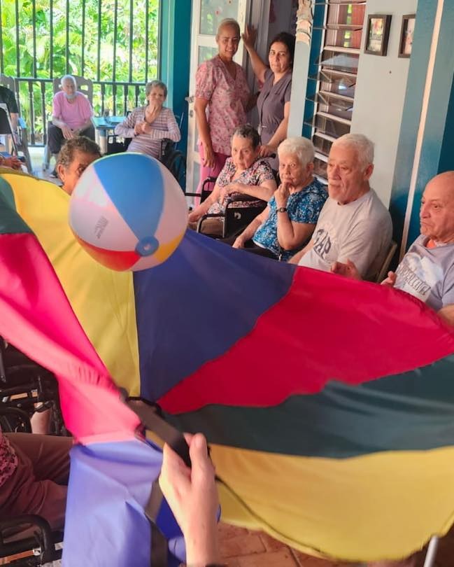 Actividad en grupo con paracaídas