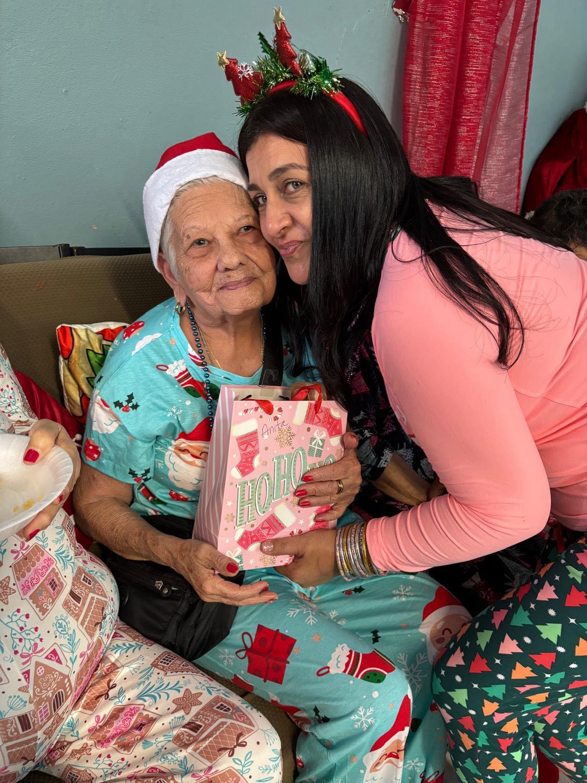 Cuidadora abrazando a residente