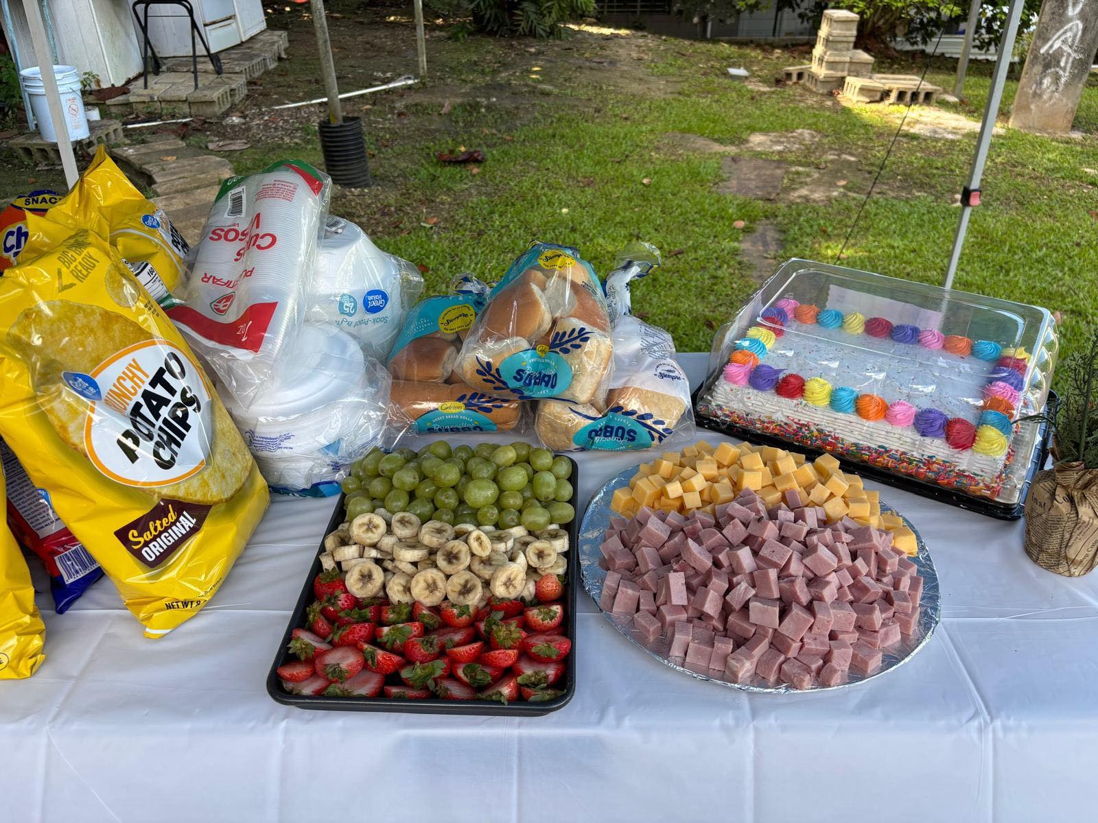 Mesa de celebración con comida y bizcocho