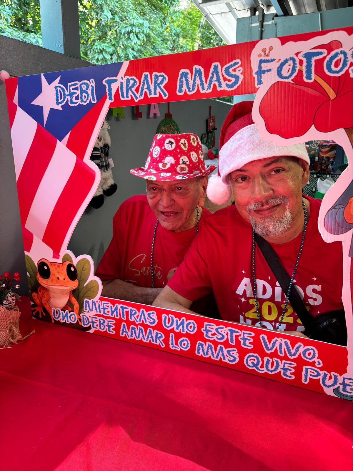 Celebración con humor puertorriqueño en el hogar