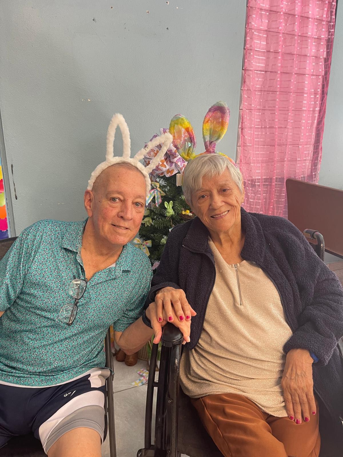 Dos residentes acompañándose en Pascua