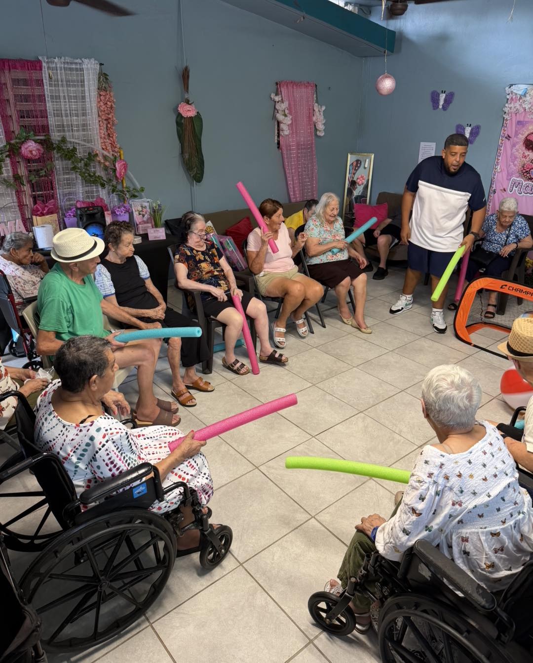 Actividad recreativa con noodles de colores